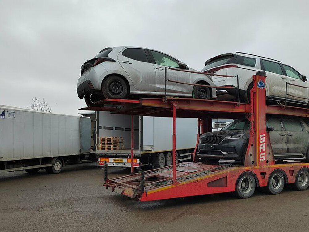 Машина на автовозе